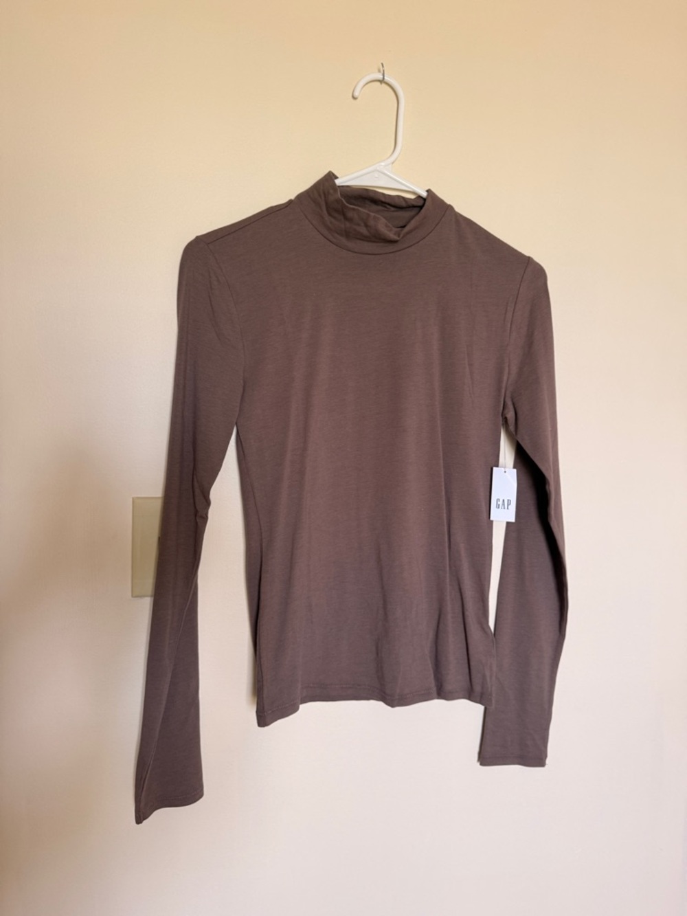 GAP Long Sleeve Mock Neck Top in Taupe Brown